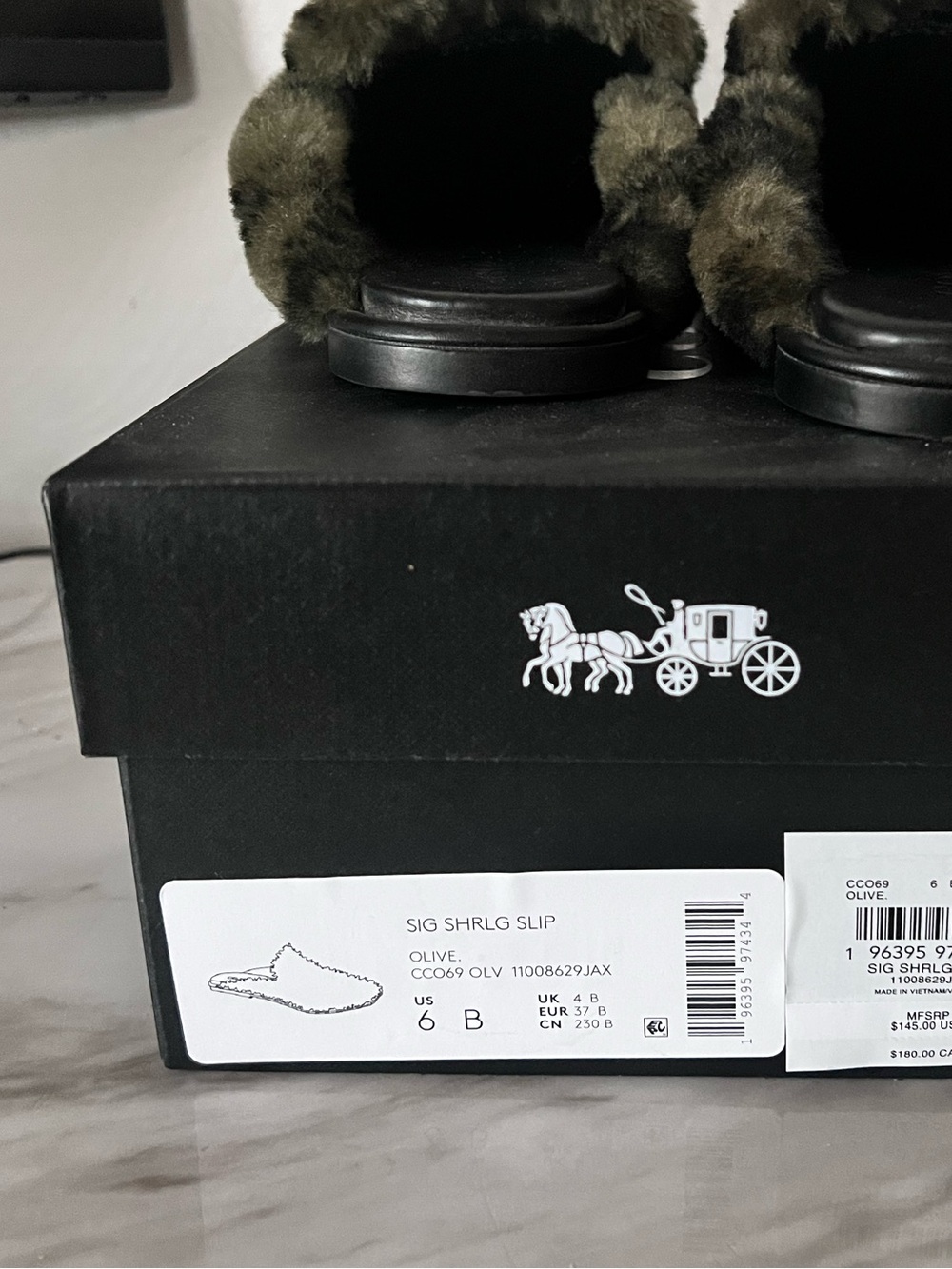 Slipper
In Signature Shearling - Picture 4 of 7
